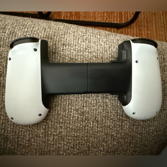 Backbone PlayStation Edition Mobile Controller - Lightning Port - Picture 3 of 4